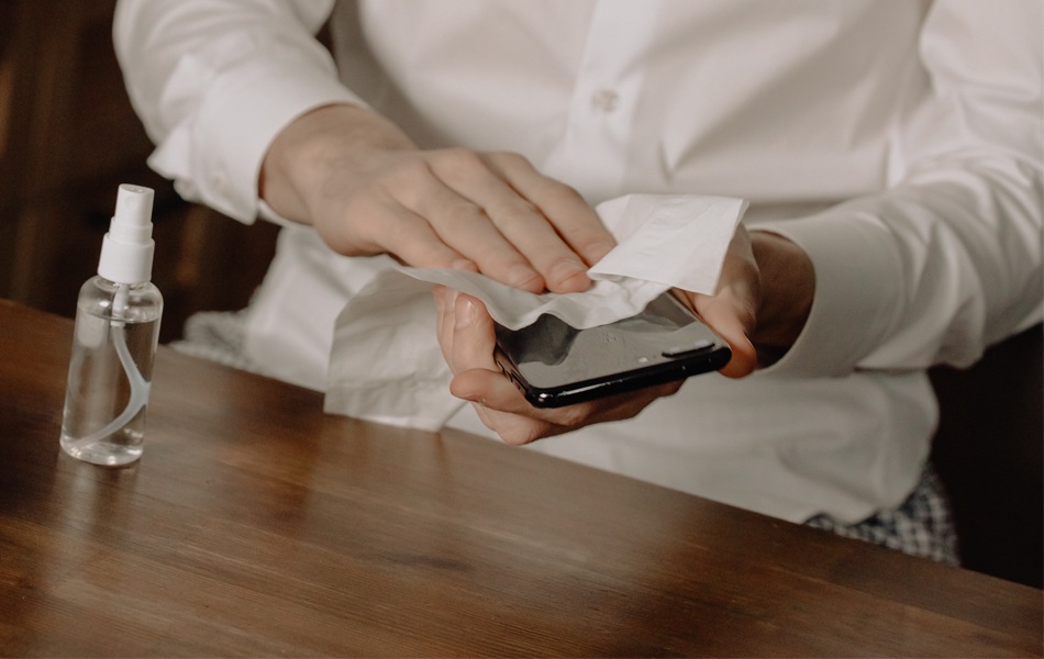 https://www.gearhungry.com/wp-content/uploads/2022/08/man-cleaning-his-phone.jpg