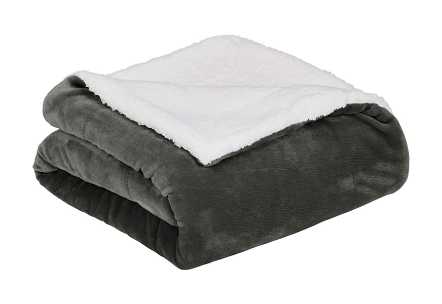 amazonbasics micromink sherpa blanket